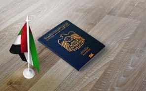 Passeport des Émirats Arabes Unis avec drapeau national.