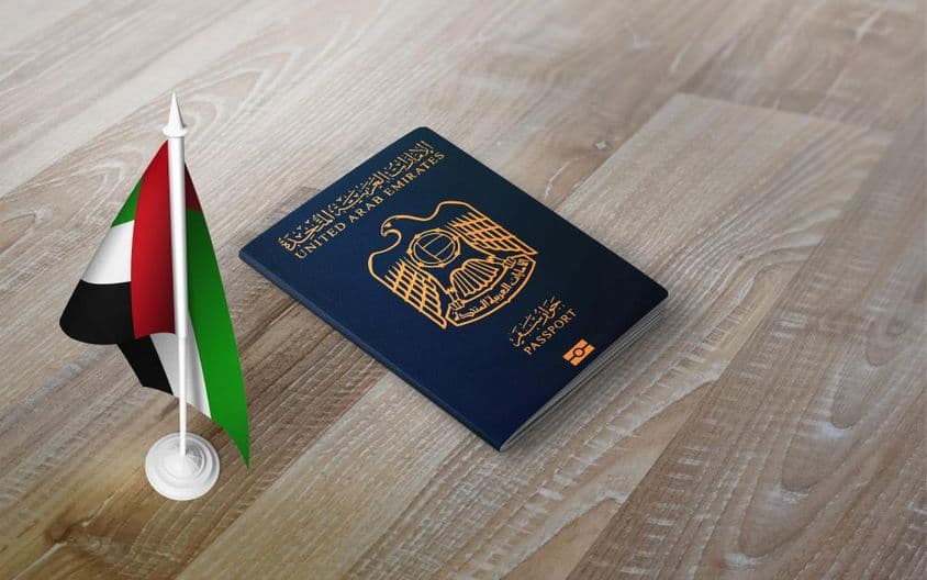Passeport des Émirats Arabes Unis avec drapeau national.