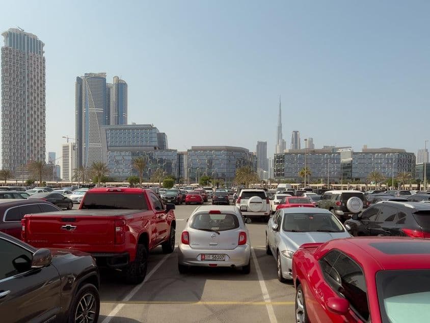 Vue des bâtiments de bureaux modernes depuis le parking du quartier design de Dubaï.