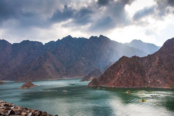 Vue du lac de barrage de Hatta à Dubaï, ÉAU au coucher du soleil.