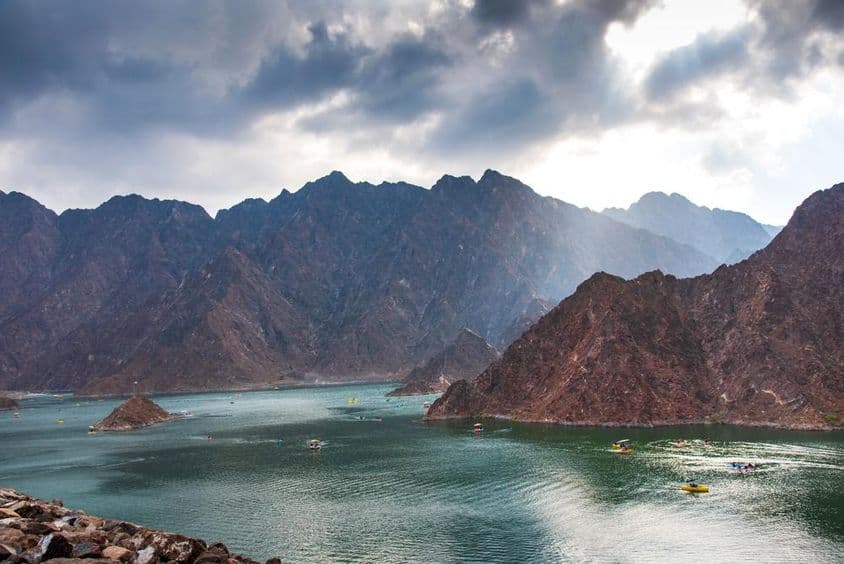 Vue du lac de barrage de Hatta à Dubaï, ÉAU au coucher du soleil.
