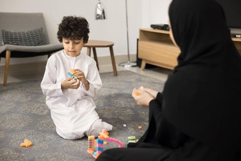 Jeune femme arabe enseignant avec des jouets créatifs dans un foyer musulman.