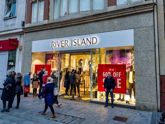 Entrée du magasin de vêtements River Island.