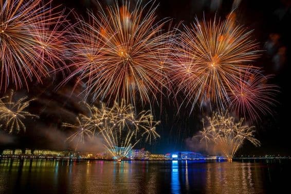 Feux d'artifice au-dessus de la nouvelle baie de Yas.