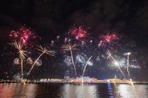 Feux d'artifice du Nouvel An sur l'île Al Bandar.