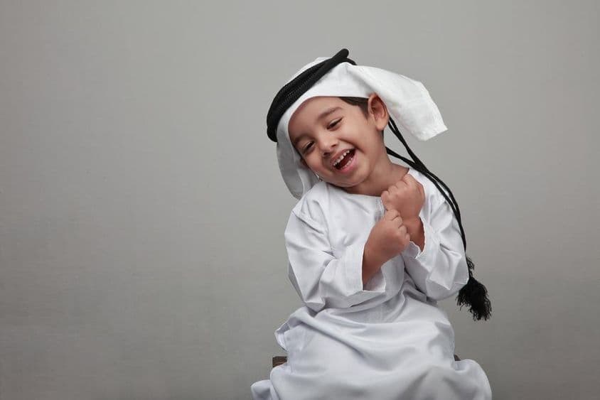 Jeune garçon en tenue arabe traditionnelle.