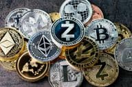 Crypto-monnaie, diverses cryptomonnaies physiques brillantes en argent et en or.