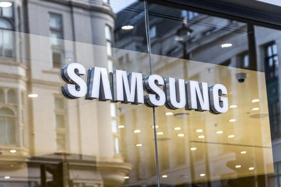 Logo de la marque technologique Samsung sur une vitre.
