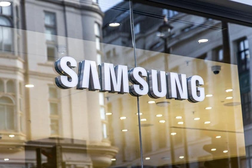 Logo de la marque technologique Samsung sur une vitre.