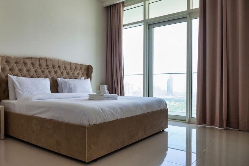 Une chambre spacieuse dans un appartement moderne.