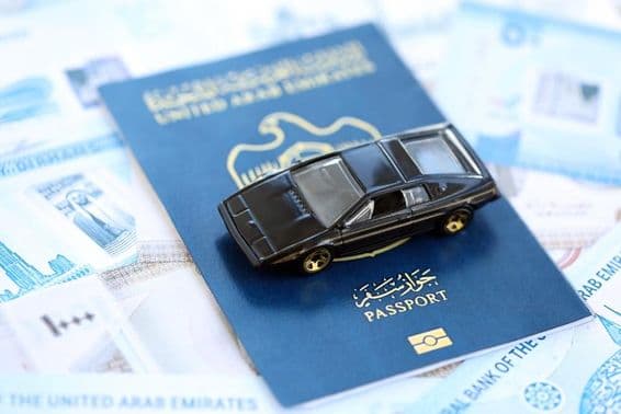 Dirham des Émirats Arabes Unis, voiture avec passeport.