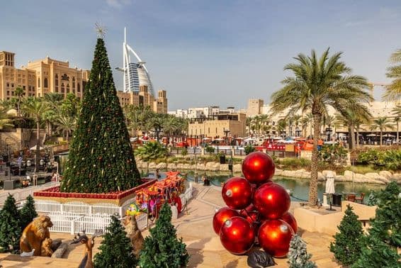Vue de l'hôtel Burj Al Arab depuis Madinat Jumeirah avec un sapin de Noël à Dubaï.