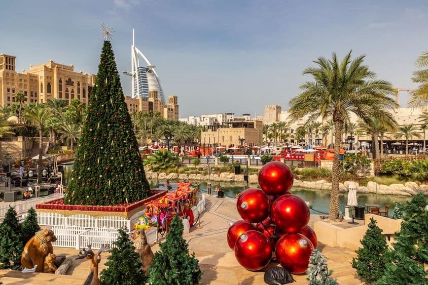 Vue de l'hôtel Burj Al Arab depuis Madinat Jumeirah avec un sapin de Noël à Dubaï.