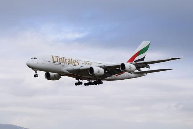 Airbus A380-800 d'Emirates s'approchant de la piste pour l'atterrissage.