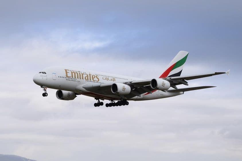 Airbus A380-800 d'Emirates s'approchant de la piste pour l'atterrissage.