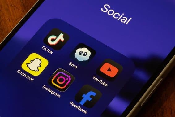 TikTok, Sora, YouTube, Snapchat, Instagram sur écran d'iPhone.
