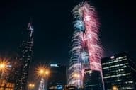 Spectaculaires feux d'artifice de la Saint-Sylvestre au Burj Khalifa, le plus haut bâtiment du monde.