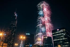 Spectaculaires feux d'artifice de la Saint-Sylvestre au Burj Khalifa, le plus haut bâtiment du monde.