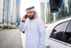 Homme d'affaires arabe portant une kandura - Tenue masculine traditionnelle émirienne.