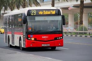 Bus de Dubaï voyageant de la station Zabeel vers le Dubai Mall.