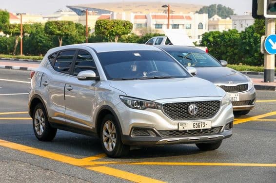Crossover SUV compact MG sur une rue urbaine.