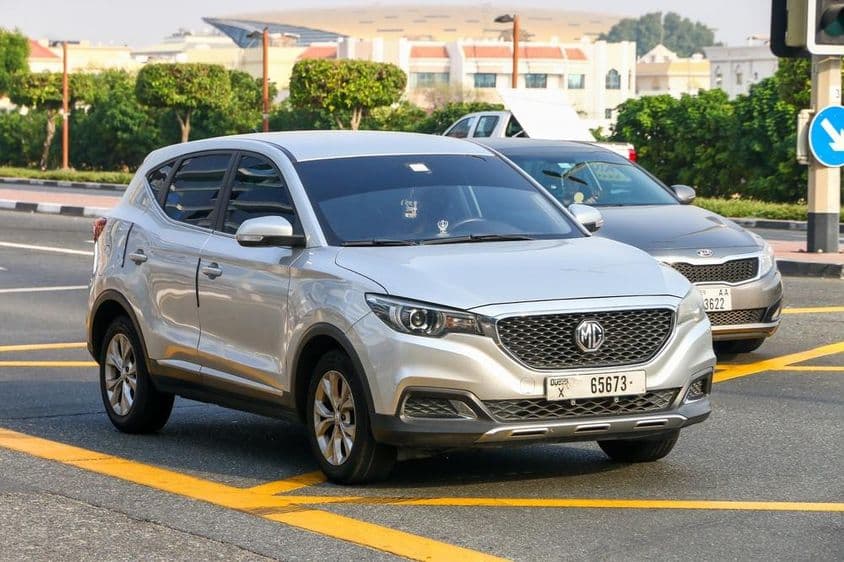 Crossover SUV compact MG sur une rue urbaine.