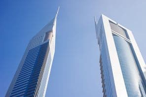 Deux gratte-ciels sous un ciel bleu.