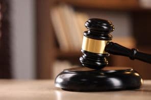 Marteau de juge sur un bureau en bois.