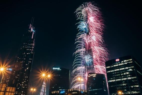 Spectaculaires feux d'artifice du Nouvel An au Burj Khalifa, le plus haut bâtiment du monde.