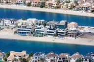 L'île artificielle de The Palm Jumeirah à Dubaï avec plages et villas de luxe.