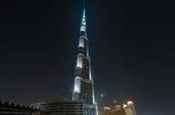 Burj Khalifa, brillant contre le ciel nocturne.