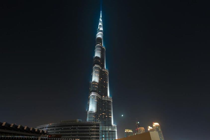 Burj Khalifa, brillant contre le ciel nocturne.