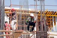 Dubaï, Émirats arabes unis, hommes travaillant dans le secteur de la construction.