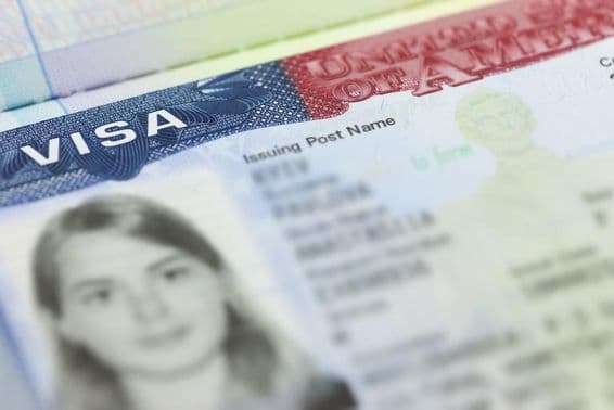 Le visa des États-Unis sur une page d'un passeport.