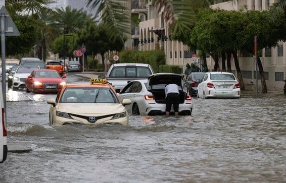 Les eaux de crue inondent une rue à Dubaï pendant de fortes pluies.
