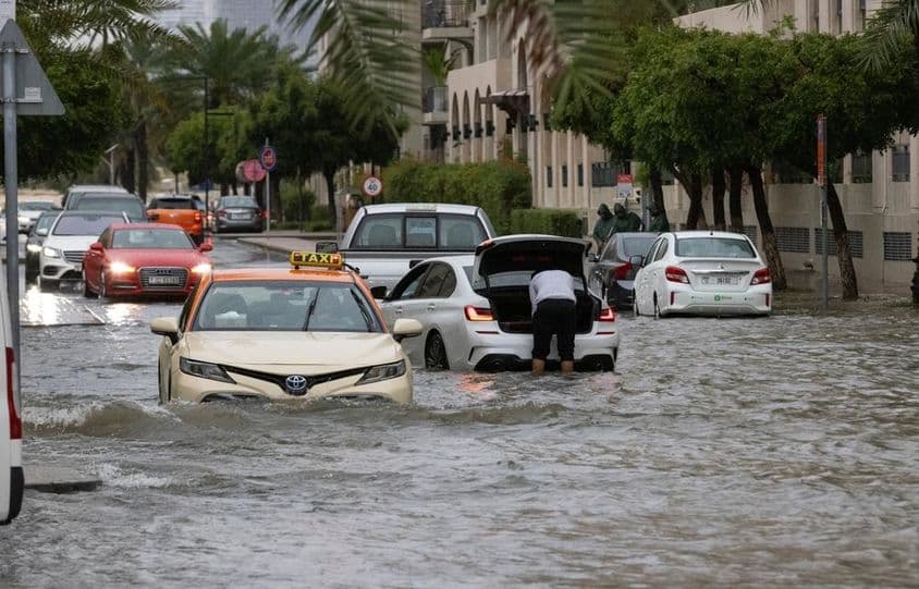 Les eaux de crue inondent une rue à Dubaï pendant de fortes pluies.