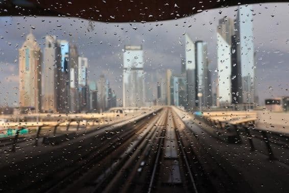 Paysage urbain pluvieux de Dubaï depuis le métro.