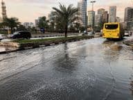 Trafic circulant sur une route urbaine inondée à Dubaï.