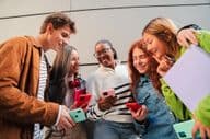 Étudiants utilisant des téléphones pendant une pause.