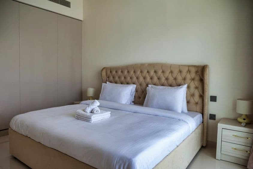 Une chambre paisible à Dubaï attend des invités.