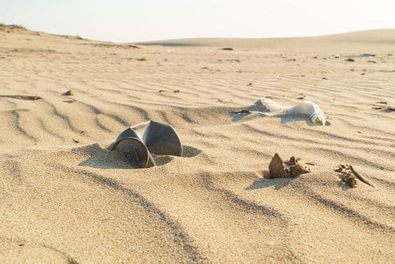 Vieille canette de boisson rouillée dans le sable du désert.