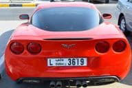 Vue arrière d'une Chevrolet Corvette rouge.