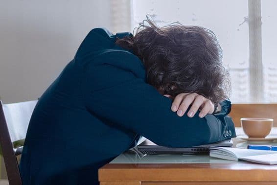 Une personne se reposant sur son ordinateur portable au travail un lundi.