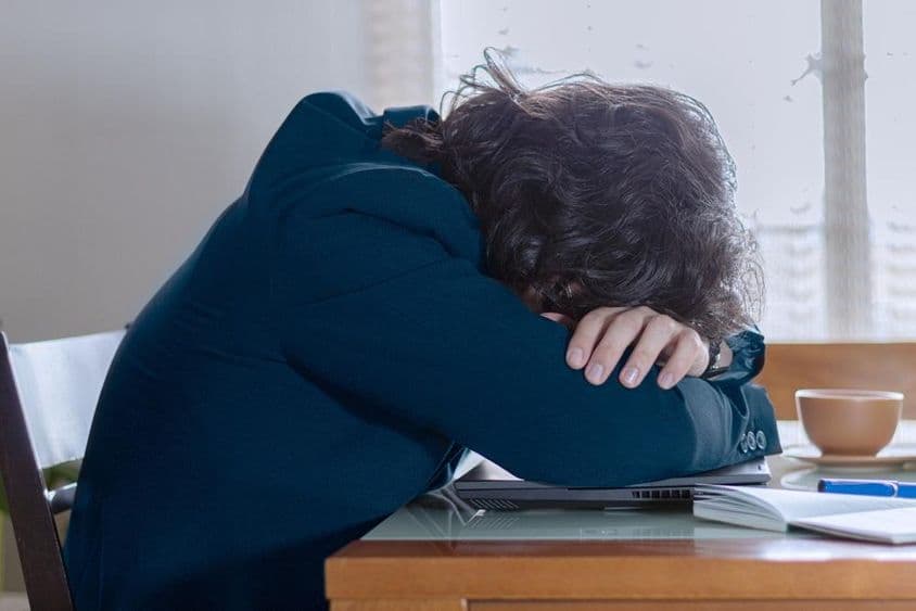 Une personne se reposant sur son ordinateur portable au travail un lundi.