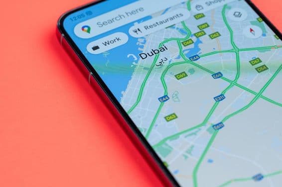 Distribution du trafic automobile de Dubaï sur Google Maps sur un smartphone.