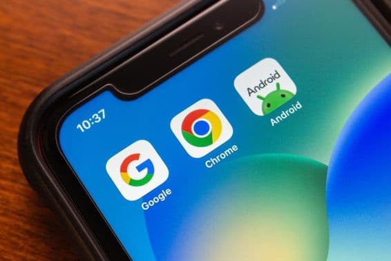 Icônes de Google Chrome et Android sur un écran de smartphone.