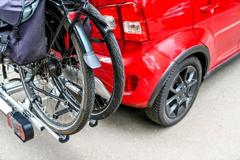 Un porte-vélos, un porte-vélo sur attelage.