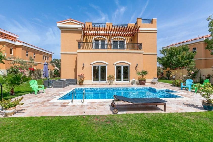 Villas à Dubaï avec une piscine.