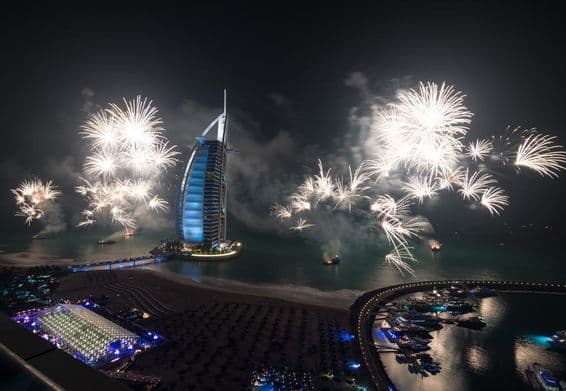 Feux d'artifice du Nouvel An au Burj al Arab.
