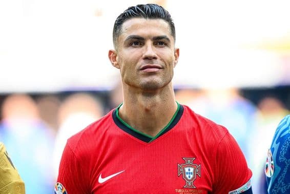 Cristiano Ronaldo en maillot de football rouge.